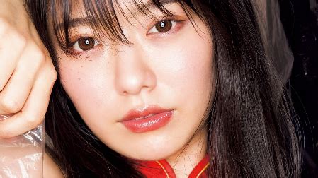 チャイナドレス グラビア|山田かな、美バストのぞく真っ赤なチャイナドレス姿。